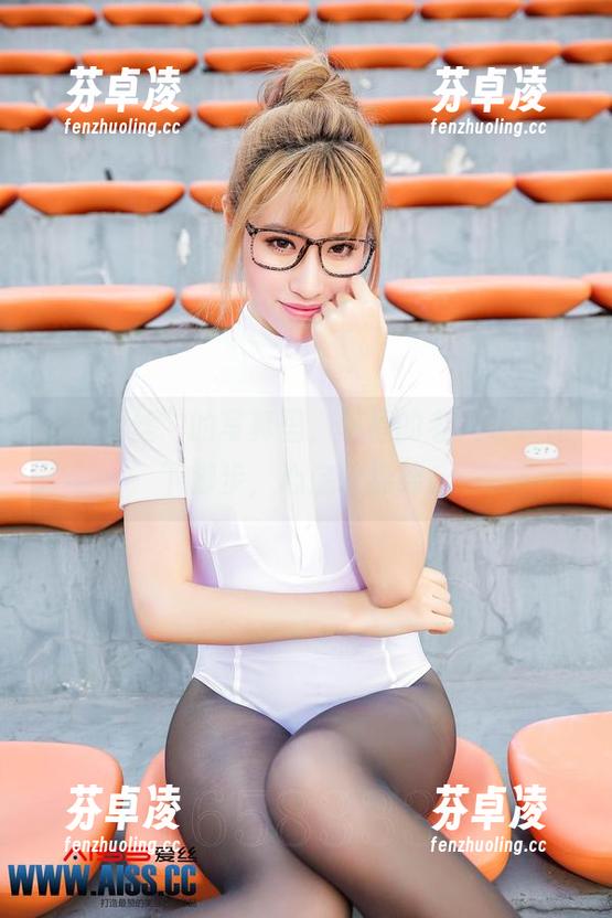 看“爱丝”的写真里，幸福的老人让人停下脚步，心底软绵绵。