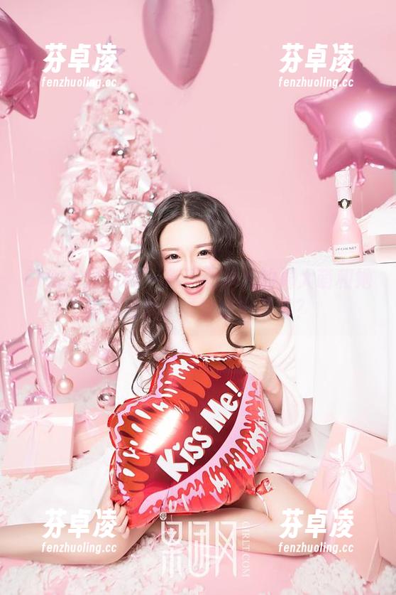 GIRLT果团网 - 高清图片里的周大萌和她的裤里丝，谁能猜中真意？