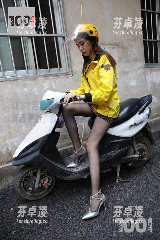 IESS异思趣向-小婕 IESS异思趣向 - 小婕的OL风格,纯白写真再更新,我想知道别人在想什么,但又有点自赏野心。