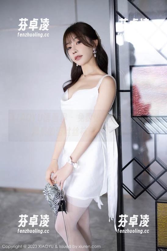 XIAOYU语画界 - 免费馆里游走的腿，杨晨晨的蕾丝丝袜值得下载吗？