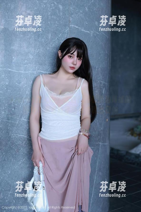 Xiuren秀人网-奶油妹妹 Xiuren秀人网 - 就这?观看奶油妹妹的图包,剧情好像还有未说出口的
