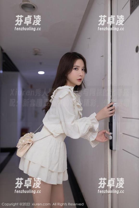 Xiuren秀人网 - 小逗逗与网袜的出奇搭配：新套图更新中的微妙精彩，快来瞅瞅！
