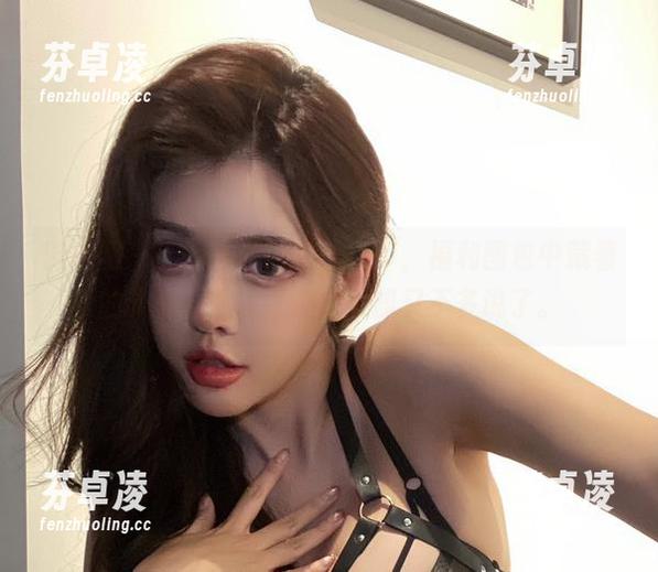 微密圈 - 于芷晴和红兔的舞步，福利图包中藏着的节奏感真让人心痒，却又不多说了。