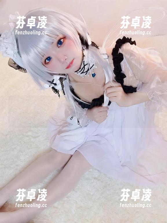 伊喵君_Nya 泳装图鉴:伊喵君_Nya和她的碧蓝航线黎塞留高清写真