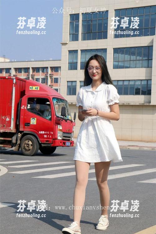 初夏女神 - 依依在复古街头上竟然撞色了！这图片怎么那么耐看？