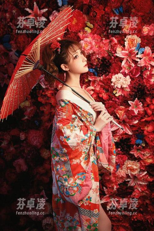 在下萝莉控ii：女王的全集写真，翻开就得跪，仔细品味那气场！