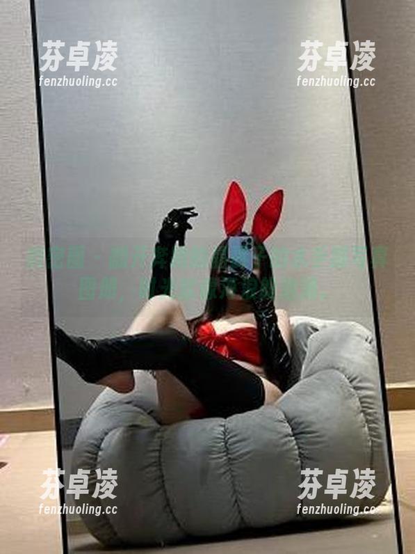 微密圈 - 翻开奔跑的晶骡子的水手服写真图册，时光就像海浪般汹涌。