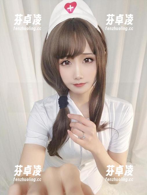 嫣嫣子又来了，最新美脚照片已上线，果然，这双脚称得上是“风靡一时”。