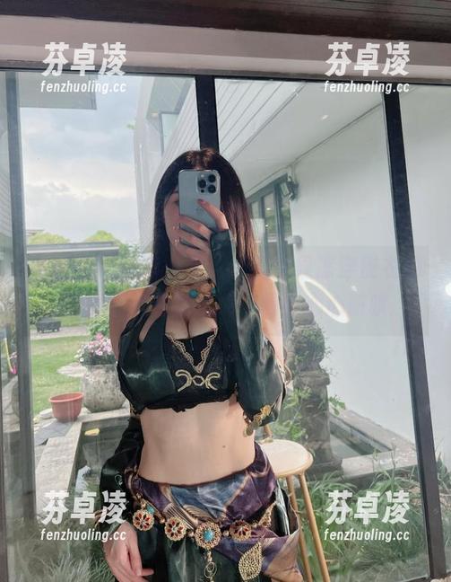 小玉吃果冻 微密圈 - 更新一下,小玉吃果冻穿皮衣的写真,杀伤力太大,得小心心脏哦