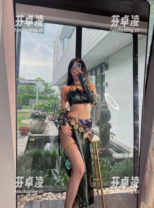 微密圈 - 当白背心遇上紧身牛仔短裤，小玉吃果冻怎么能少了你，免费图包来包你！