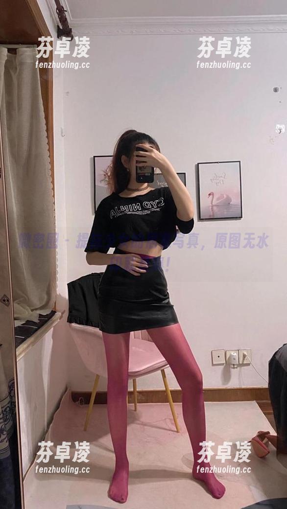 微密圈 - 提袜少女的居家写真，原图无水印就是爽！