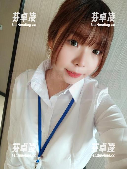 无颜小天使wy 无颜小天使wy泳衣精选美图,原来她穿的是一层层的水,不是我们想象中的线条。