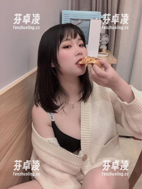 是一只废喵了化身厨娘，原图一出，满屏的菜刀和调料让人啧啧称奇。