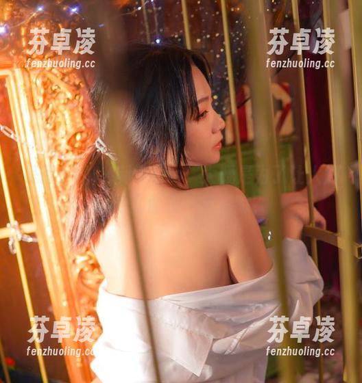 是青水的JK制服cos，大概是为了让人知道她就像水一样清澈？