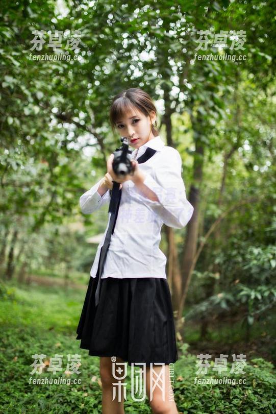 果团网-龚玥菲 果团网 - 龚玥菲的黑丝写真:图册里的线条让我鬼使神差地想了很多...