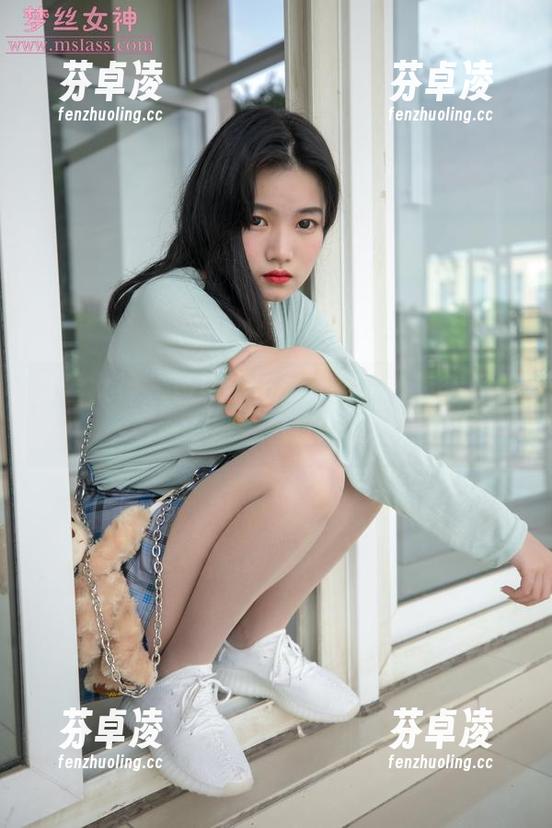 梦丝女神 - 璇璇出击：丝袜写真你得仔细看，不然会错过好戏哟！