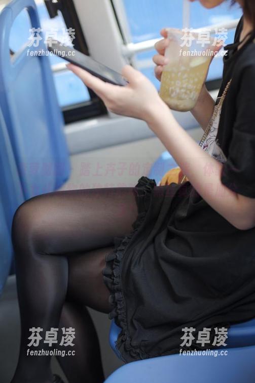 森萝财团-卉子 森萝财团 - 踏上卉子的定制之旅,体验一下女仆踩物的独特韵味,黑丝真的是加分项!