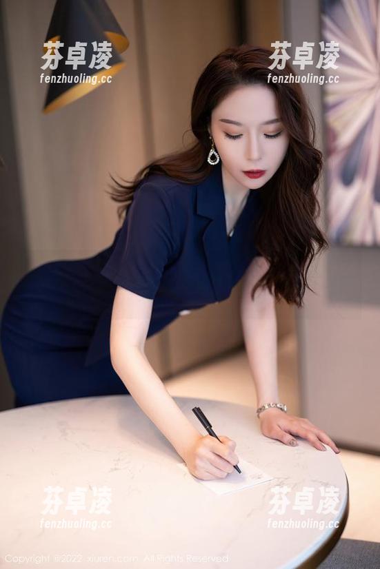 秀人网 - 在果儿Victoria的浴室里：这组写真比浴珠还滑！