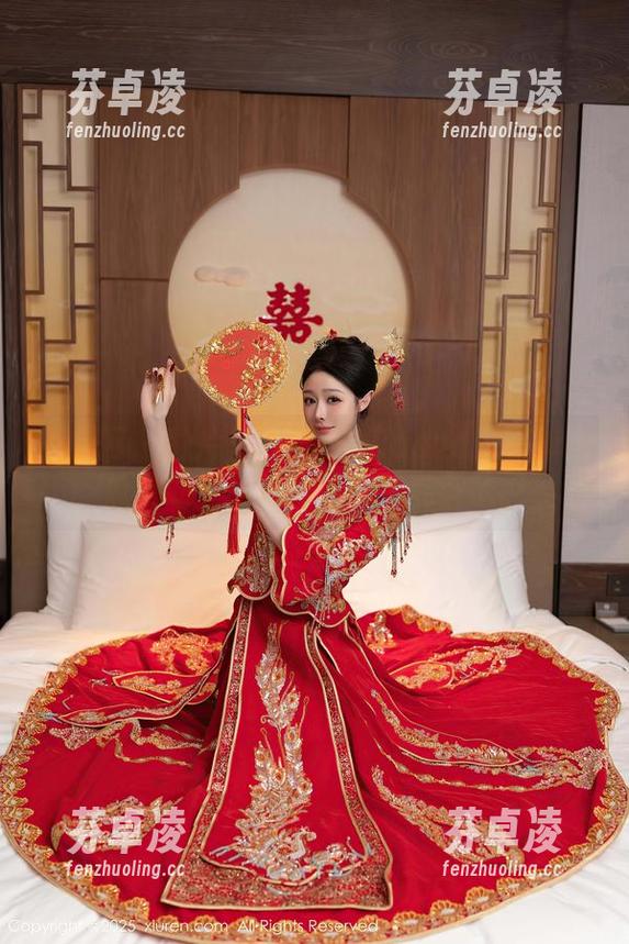 秀人网-蓝夏Akasha 秀人网 - 图片里的蓝夏Akasha:那旗袍像是让光影都开始窃窃私语了。