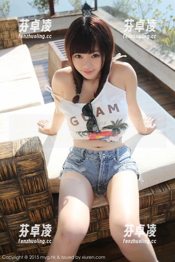 美媛馆-软软子 美媛馆 - 原图里软软子的比基尼姿势,带着些许俏皮的慵懒。