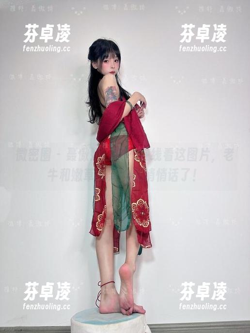 微密圈 - 聂傲娇在吗？在线看这图片，老牛和嫩草又开始说悄悄话了！