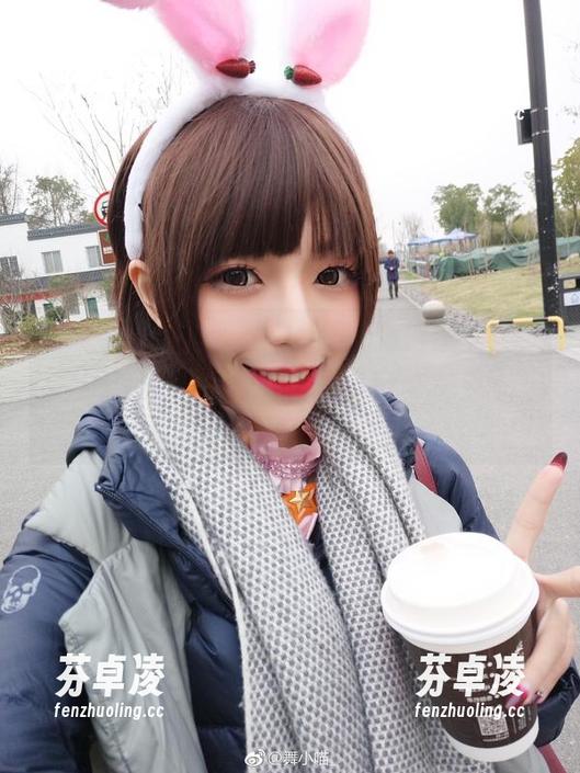 这组图片里的舞小喵，旗袍穿得像是一位优雅的检讨书，太吸引我了，居然停不下来。