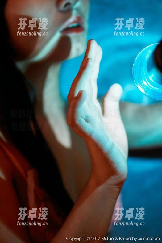 蜜桃社 - Cris_卓娅祺的图片告诉我们，有剧情真香，但下载之前别忘了喝水啊！