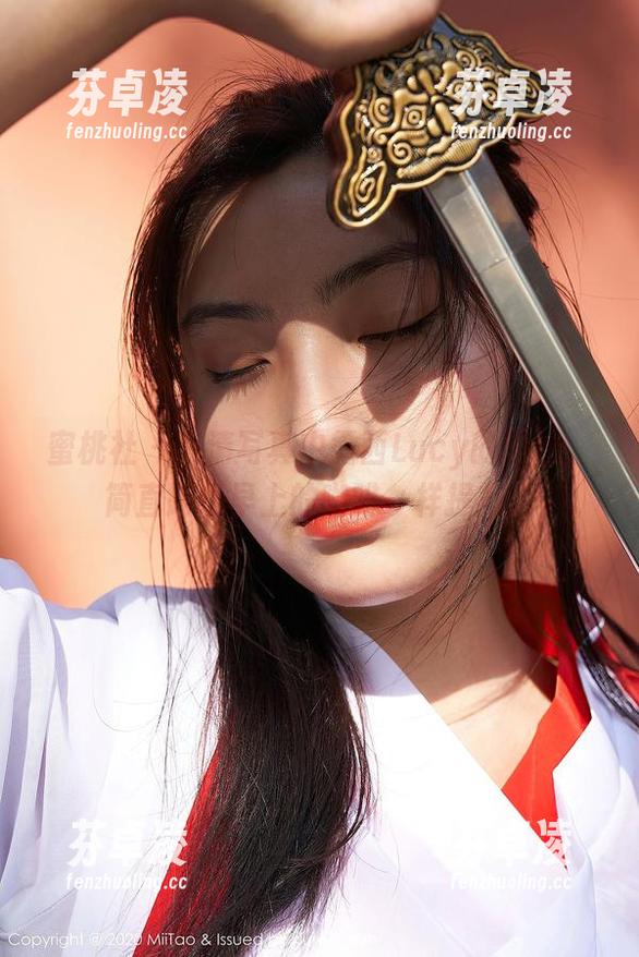蜜桃社 - 高清写真中露西Lucy的黑丝，简直跟我早上的咖啡一样提神。