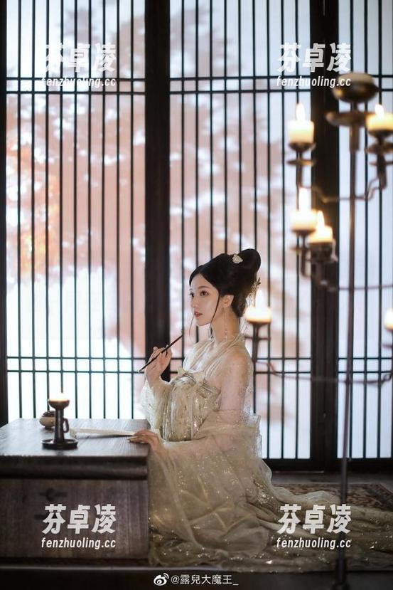 露儿大魔王白裙中的微妙时光，写真和套图一同在我脑海中稀里糊涂地过了一秒钟。