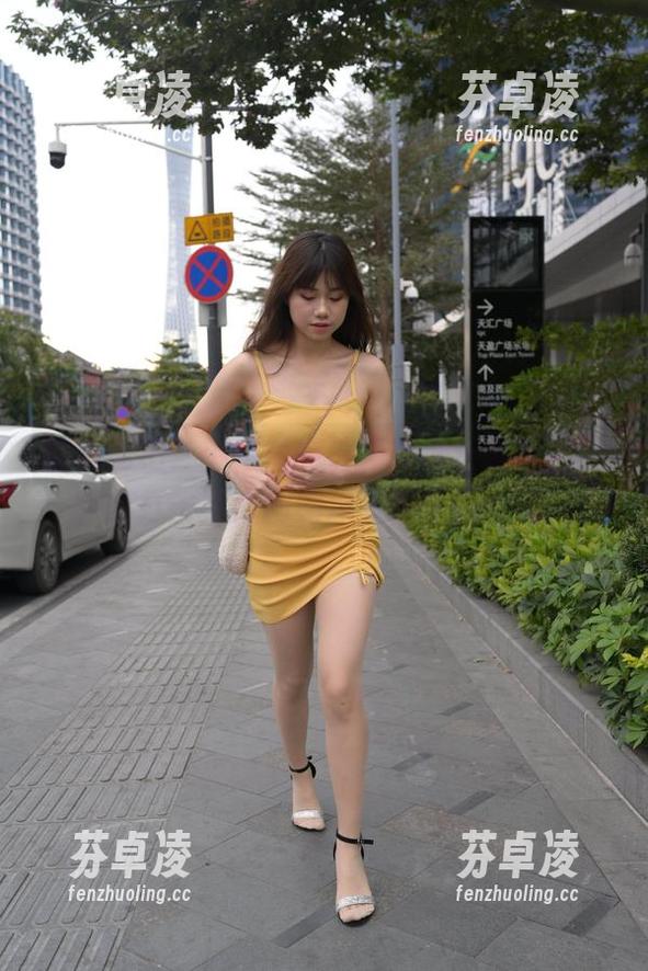 魔镜街拍 魔镜街拍:小姐姐的油亮丝袜长腿原图,完美打击了我网购那双新鞋的自信!