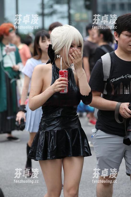 魔镜街拍 魔镜街拍:春天的古村,红衣白裙,加上私拍原图的小调皮组合真是眉头一皱